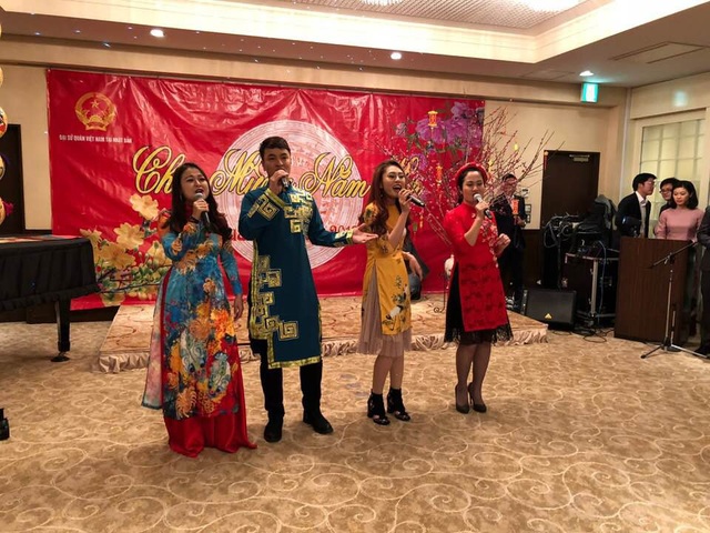 Rộn ràng lân sư rồng, cộng đồng người Việt tại Nhật Bản đón Tết sớm - 4 Trong khuôn khổ Tết Cộng đồng 2017 tại Nhật Bản, những người tham dự được thưởng thức các bài hát ca ngợi Tổ quốc quê hương, các bài hát về mùa Xuân,