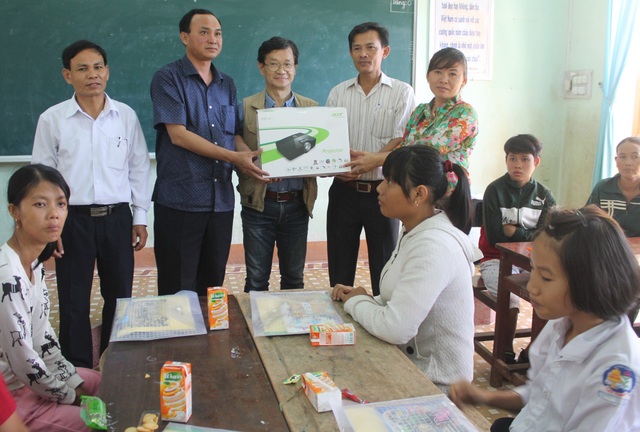 Giáo sư Nhật Bản nhen yêu thương cho trẻ khuyết tật vùng quê nghèo Bình Định - 2
Lãnh đạo huyện Phù Cát nhận hỗ trợ của giáo sư Michio (đứng giữa, đeo kính).