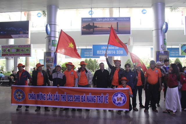 Đức Chinh, Tiến Dụng, Ngọc Tuấn được người hâm mộ vây kín khi trở về Đà Nẵng - 1 Các cổ động viên, người hâm mộ đã tập trung rất sớm tại sân bay Đà Nẵng để chờ đón các cầu thủ