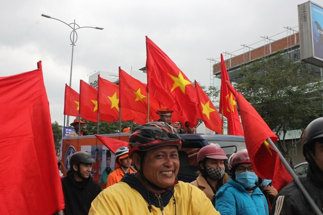 Đức Chinh, Tiến Dụng, Ngọc Tuấn được người hâm mộ vây kín khi trở về Đà Nẵng - 4 Người hâm mộ đổ xuống đường, hò reo, theo chân các cầu thủ qua khắp các con đường lớn nhỏ trong thành phố
