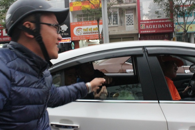 Đức Chinh, Tiến Dụng, Ngọc Tuấn được người hâm mộ vây kín khi trở về Đà Nẵng - 5 Nhiều cổ động viên vui mừng khi được bắt tay các cầu thủ khi đi trên đường