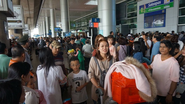 Việt kiều về quê ăn Tết, một người về mà 16 người đón, tiễn! - 9 Rạng rỡ niềm vui khi về quê hương đoàn tụ cùng gia đình dịp Tết Nguyên đán