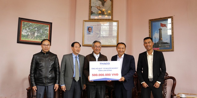 THACO trao tặng 25 tỷ đồng ủng hộ người nghèo ăn Tết - 3
THACO trao tặng quà cho người nghèo thông qua đại diện tại tỉnh Lâm Đồng