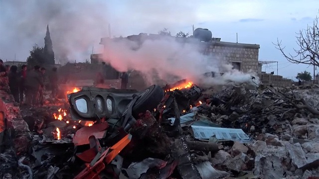 Những lần máy bay Nga bị bắn rơi ở Syria - 1 Đống đổ nát được cho là máy bay Su-25 của Nga bị phiến quân bắn rơi tại Idlib hôm 3/2 (Ảnh: Reuters)