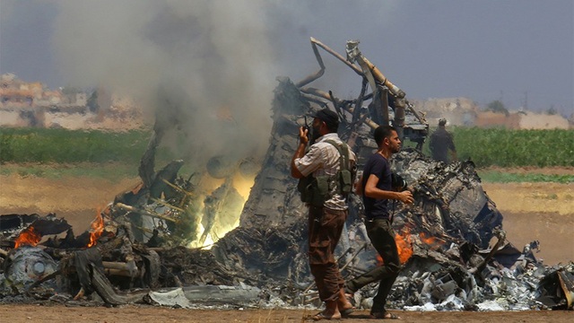 Những lần máy bay Nga bị bắn rơi ở Syria - 2 Một trực thăng của Nga bốc cháy sau khi bắn hạ tại khu vực Idlib do phiến quân kiểm soát ngày 1/8/2016 (Ảnh: Reuters)