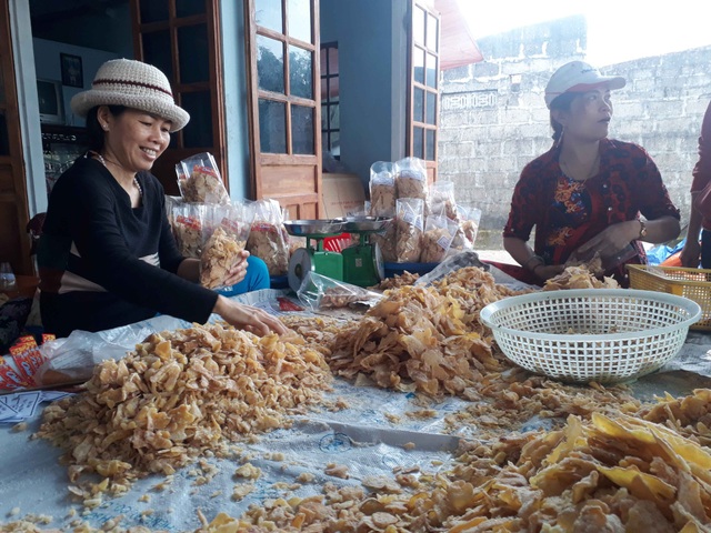 Mứt gừng Huế vào mùa - 1 Chuẩn bị nguyên liệu làm mứt gừng.