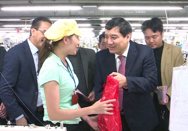 Lãnh đạo tỉnh Nghệ An thăm, chúc Tết cho công nhân và người nghèo - 1 Ông Nguyễn Đắc Vinh - Bí thư Tỉnh ủy Nghệ An tặng quà cho công nhân.