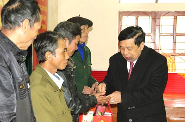 Lãnh đạo tỉnh Nghệ An thăm, chúc Tết cho công nhân và người nghèo - 3 Ông nguyễn Xuân Đường - Chủ tịch UBND tỉnh Nghệ An tặng quà Tết cho hộ nghèo xã Hữu Kiệm, huyện biên giới Kỳ Sơn.