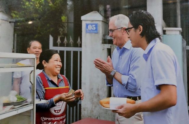 Ấn tượng APEC - dấu ấn Việt Nam, dấu ấn Đà Nẵng qua ảnh - 8 Thủ tướng Australia Malcolm Turnbull thưởng thức bánh mì Đà Nẵng