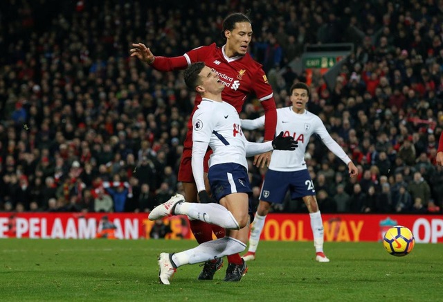 Liverpool bị xử ép, Jurgen Klopp “nổi điên” với trọng tài - 1 Dù Virgil van Dijk tác động rất nhỏ nhưng Lamela ngã khá đẹp