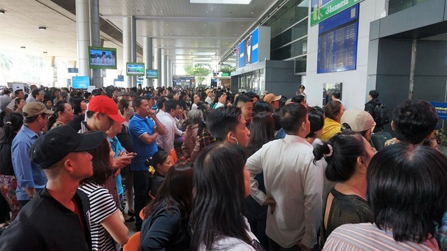 Việt kiều về quê ăn Tết, một người về mà 16 người đón, tiễn! - 3 Khu vực trước cổng đến của nhà ga quốc tế có rất đông người ngóng chờ thân nhân xa xứ về quê ăn Tết