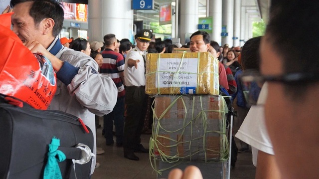 Việt kiều về quê ăn Tết, một người về mà 16 người đón, tiễn! - 8 Việt kiều về quê ăn Tết, một người về mà 16 người đón, tiễn! - 8
