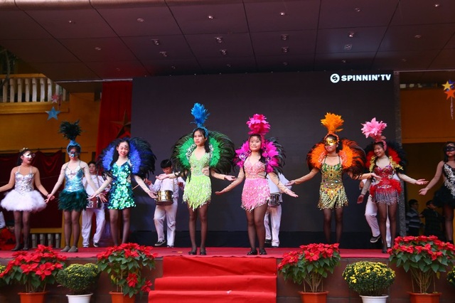 Học sinh Hà thành nhảy yosakoi trên nền nhạc Việt - 5
Bầu không khí nóng bỏng của lễ hội Carnaval được tái hiện tại sân trường THCS Ngô Sĩ Liên