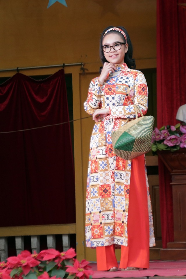Học sinh Hà thành nhảy yosakoi trên nền nhạc Việt - 6
Các nữ sinh hóa thân thành “cô Ba Sài Gòn”, trình diễn trang phục áo dài
