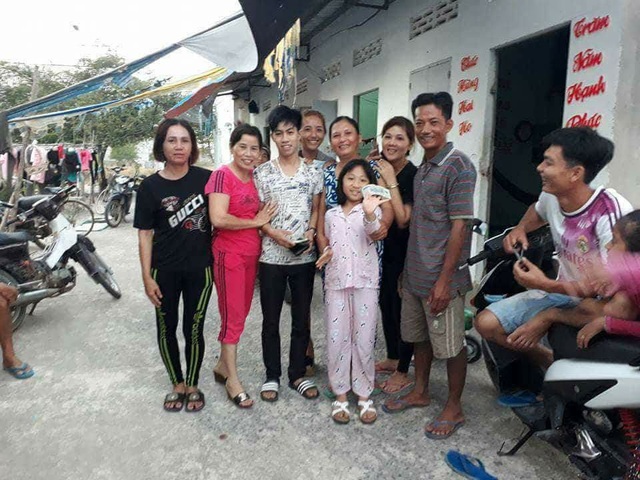 Chuyện chàng trai bật khóc vì mất ví: Người nghèo “trả Tết” cho người nghèo! - 2 Mọi người xung quanh nhà nghỉ Thanh Thảo đến chia vui cùng anh Sang