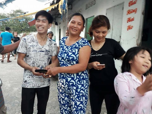 Chuyện chàng trai bật khóc vì mất ví: Người nghèo “trả Tết” cho người nghèo! - 1
Anh Sang hạnh phúc nhận lại ví tiền đã mất