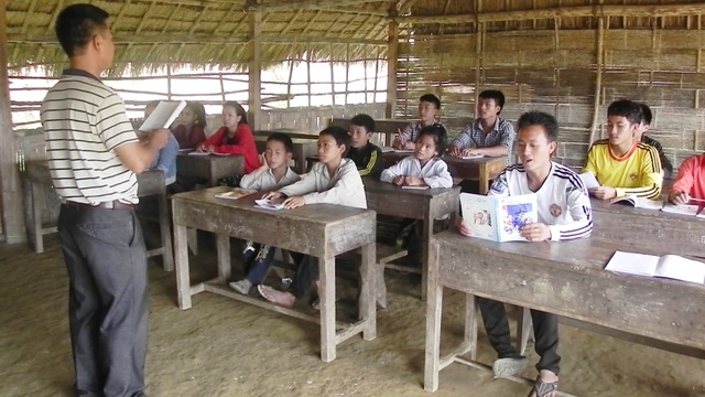 Dạy tiếng Việt trên đất Lào - 2
Lớp học tiếng Việt do Đồn Biên phòng Thông Thụ (BĐBP Nghệ An) mở ở bản Nậm Táy, nước bạn Lào.