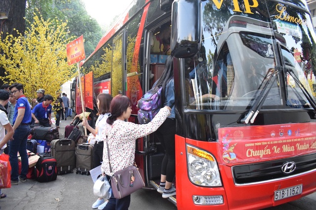 Hơn 3.000 sinh viên được về quê đón Tết trên những chuyến xe miễn phí - 4 Sáng nay đã có 33 chuyến xe đến Tây Nguyên và tận Thanh Hoá đưa sinh viên về quê
