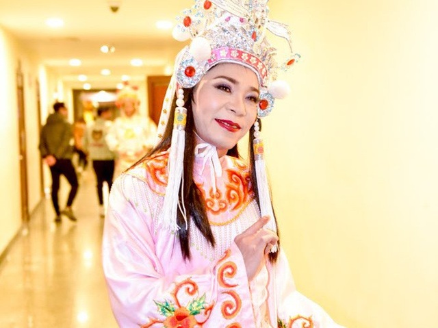 Xôn xao thư ngỏ phản đối cách miệt thị cộng đồng LGBT của Táo Quân - 2 Đại diện cho hai đơn vị bảo vệ quyền và lợi ích hợp pháp của cộng đồng LGBT cho rằng, cách tạo hình nhân vật Bắc Đẩu lẫn cách sử dụng ngôn từ vô tình xúc phạm những người trong thế giới thứ 3.