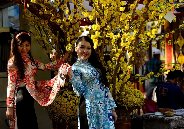 Thiếu nữ Sài Gòn thướt tha tà áo dài xuống phố ông Đồ - 16 Thiếu nữ Sài Gòn thướt tha tà áo dài xuống phố ông Đồ - 16