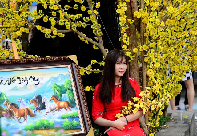 Thiếu nữ Sài Gòn thướt tha tà áo dài xuống phố ông Đồ - 6 Thiếu nữ thuê cả thợ chụp hình để chụp hình với hoa.