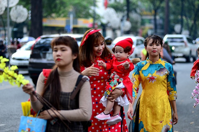 Thiếu nữ Sài Gòn thướt tha tà áo dài xuống phố ông Đồ - 5 Những em bé trong trang phục áo dài dễ thương.