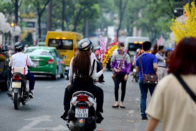 Thiếu nữ Sài Gòn thướt tha tà áo dài xuống phố ông Đồ - 2
Dù còn hơn một tuần nữa mới tới Tết Nguyên đán nhưng trên phố ở trung tâm quận 1 đã bắt đầu náo nhiệt.