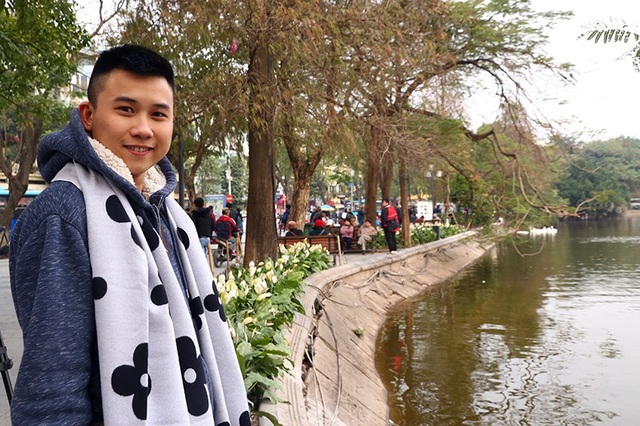 Niềm vui "chẳng tày gang" ngắm thiên nga tại Hồ Gươm của bạn trẻ Hà Nội - 2
Bạn Hà Lê Shin đến từ Cần Thơ đã có những trải nghiệm đáng nhớ trong lần đầu thăm quan Thủ đô