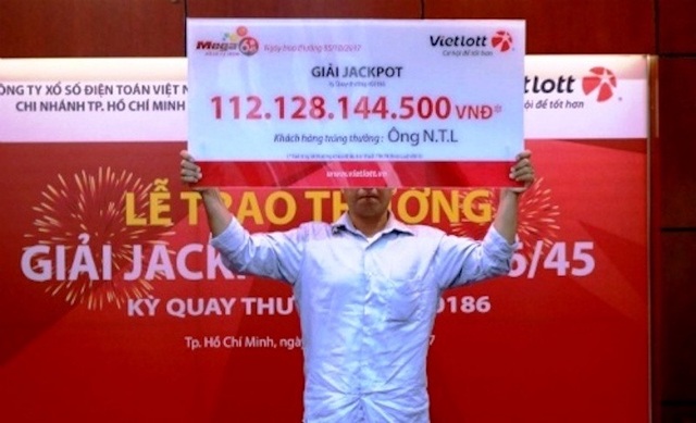 Con đường giàu “bất thình lình” của những tỷ phú Vietlott - 1 Đứng trú mưa, ông N.T.L (quê Đồng Nai) mua vé số cho vui thì trúng độc đắc hơn 112 tỷ đồng