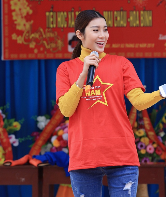 Diễn viên 9X xinh đẹp mang Tết sớm đến với học trò nghèo vùng cao - 3 Yan My sinh năm 1992 tại Hà Nội, cô từng lọt top 5 và Miss thân thiện của cuộc thi Nữ hoàng trang sức, Á hậu 1 Hoa hậu Phụ nữ sắc đẹp 2017. Yan My cũng từng tham gia đóng các phim như “Sóng gió gia đình”, “Hồ sơ lửa”, “Biển đời giông tố”, “Zippo, mù tạt và em”…