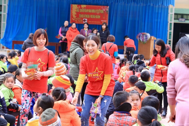 Diễn viên 9X xinh đẹp mang Tết sớm đến với học trò nghèo vùng cao - 6 Trường có 3 điểm trường, điểm gần nhất cách điểm trường chính là 2 km và điểm trường xa nhất cách điểm trường chính là 7 km. Trường còn gặp nhiều khó bởi cơ sở vật chất thiếu thốn, khiến học sinh ít có điều kiện tiếp xúc với các hoạt động ngoại khóa, tham gia học các môn học tự chọn (Tin học, Ngoại ngữ, Âm nhạc).