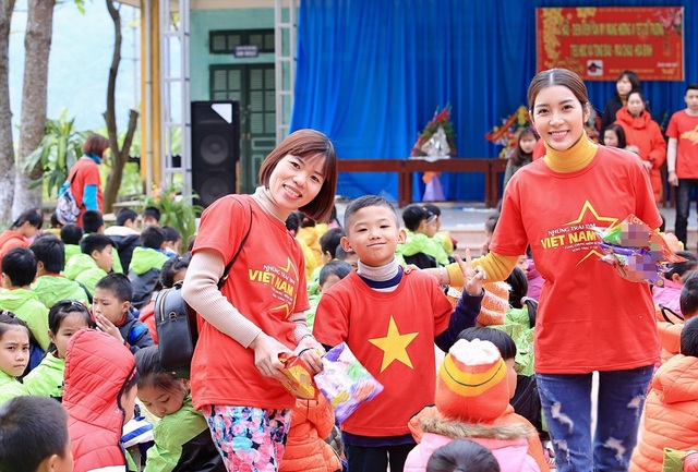 Diễn viên 9X xinh đẹp mang Tết sớm đến với học trò nghèo vùng cao - 4 Đầu năm 2018, Yan My đã đoạt giải thưởng “Gương mặt truyền hình triển vọng”, đây là phần thưởng đầy giá trị với một diễn trẻ như Á hậu Yan My, cô đã dùng số tiền thưởng này cùng với ekip thực hiện chuyến thiện nguyện ý nghĩa đầu năm.