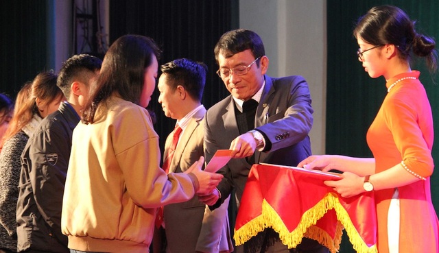 Lãnh đạo Trường ĐH Vinh trao quà Tết cho các em sinh viên, học sinh nghèo vượt khó.