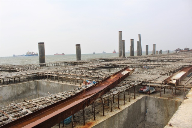 Tranh nhau khai quật tàu cổ, Nhà nước, doanh nghiệp thiệt hại hàng chục tỷ đồng - 2 Cầu cảng số 2 (cầu cảng lớn nhất trong dự án) đang được xây dựng thì buộc phải tạm dừng. (Ảnh: Hồng Vân)