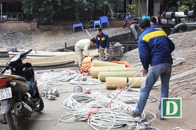 "Mất một con thiên nga chắc anh em chúng tôi cũng mất tết" - 8 Những tấm lưới quây được cuộn tròn dùng để quây lưới khu vực giữa hồ Thiền Quang chiều ngày 7/2 (Ảnh: Trần Thanh).