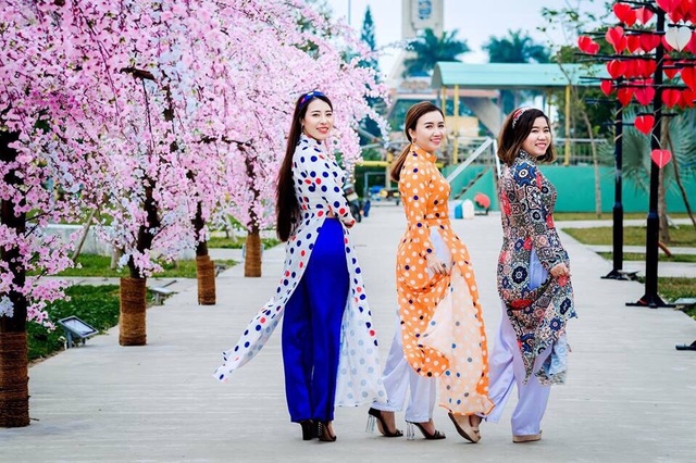 Rộ trào lưu chụp ảnh Tết với "áo dài cô Ba" - 2 Rộ trào lưu chụp ảnh Tết với "áo dài cô Ba" - 2
