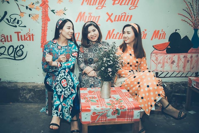 Áo dài cô Ba chụp ảnh Tết: Áo dài là trang phục truyền thống của dân tộc Việt Nam, và chúng ta không thể bỏ qua việc chụp ảnh Tết với áo dài cô Ba xinh đẹp. Lưu giữ những khoảnh khắc đẹp một cách truyền thống và tôn vinh văn hoá Việt của chúng ta.
