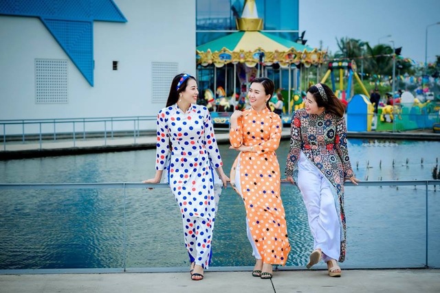 Rộ trào lưu chụp ảnh Tết với "áo dài cô Ba" - 5 Màu sắc và hoạt tiết bắt mắt nên trào lưu áo dài cô Ba hấp dẫn chị em mùa Tết năm nay