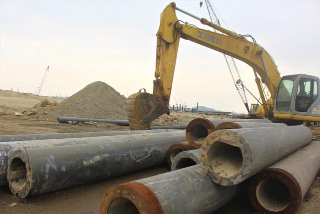 Tranh nhau khai quật tàu cổ, Nhà nước, doanh nghiệp thiệt hại hàng chục tỷ đồng - 1 Công ty TNHH MTV Hào Hưng Quảng Ngãi đã bị buộc dừng thi công 6 tháng nay khiến vật liệu rỉ sét. (Ảnh: Hồng Vân)
