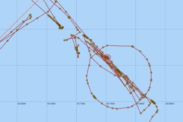 Malaysia lên tiếng vụ tàu tìm kiếm MH370 “biến mất” bí ẩn - 2
Tàu tìm kiếm MH370 bất ngờ tắt định vị 3 ngày. Trước khi mất tích, con tàu di chuyển theo một vòng tròn lớn được cho là khu vực một con tàu chở kho báu bị đắm cách đây hơn 100 năm. (Ảnh: Dailymail)