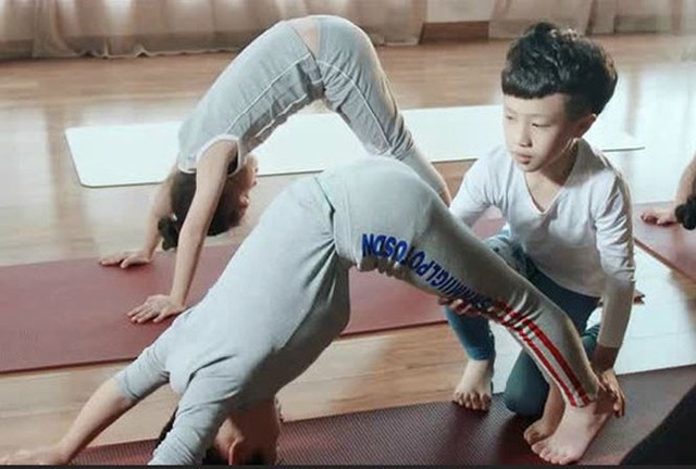 Học yoga để chữa tự kỷ, cậu bé 8 tuổi kiếm được hàng trăm triệu - 1
Cậu bé Sun Chuyang là giáo viên yoga trẻ nhất Trung Quốc. Ảnh: People