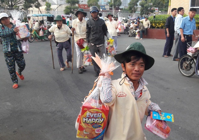 Niềm vui của những người khuyết tật trên địa bàn tỉnh Kiên Giang khi được nhận quà tết