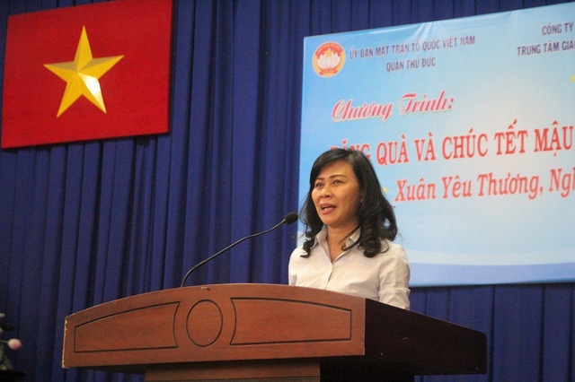 TPHCM: Gần 800 tỷ đồng chăm lo Tết cho các đối tượng chính sách, hộ nghèo - 1 Phó Chủ tịch UBND TPHCM Nguyễn Thị Thu đến tham dự chương trình và chúc Tết các hộ nghèo, cận nghèo tại quận Thủ Đức