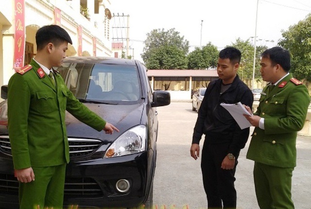 Nam thanh niên lái xe tông chết người rồi bỏ trốn - 1 Nguyễn Chung bên chiếc xe gây tai nạn rồi bỏ trốn khỏi hiện trường.