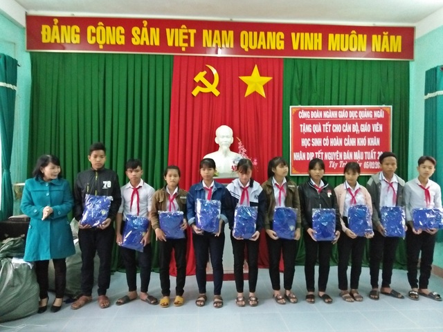 Quảng Ngãi: 1.500 áo ấm đến với học sinh nghèo vùng cao - 1 Sở Giáo dục và Đào tạo tỉnh Quảng Ngãi thăm, tặng quà Tết cho học sinh, giáo viên 6 huyện miền núi.