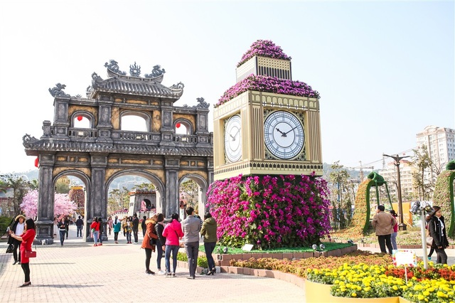 Du khách vẫn nườm nượp đổ về ngắm “Kỳ quan muôn sắc hoa” - 7 Tuần thứ ba của chuỗi sự kiện sẽ diễn ra với chủ đề “Tự hào Hạ Long”. Hòa trong không khí Tết cổ truyền rộn ràng trên cả nước, không gian lễ hội sẽ trở nên ấm áp, thân quen và thiêng liêng với mỗi du khách nhờ sắc thắm của các loài hoa truyền thống như đào, mai, lan, cúc… cùng con đường đèn lồng rực rỡ.