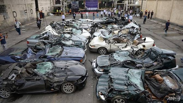 Philippines nghiền nát hàng chục xe sang nhập lậu - 1 Philippines nghiền nát hàng chục xe sang nhập lậu - 1