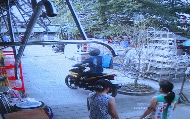 Truy tìm đối tượng cầm dao đuổi chém người, gây náo loạn chợ - 2 Nam thanh niên điều khiển Exciter màu vàng được camera ghi hình lại.