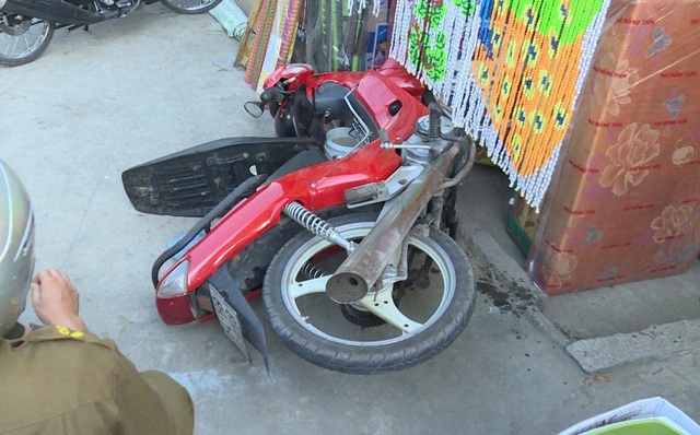 Truy tìm đối tượng cầm dao đuổi chém người, gây náo loạn chợ - 3
Chiếc xe máy của anh Linh bị trượt ngã tại khu vực chợ.