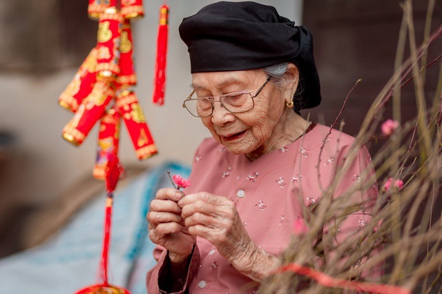 Ấm áp bộ ảnh Tết của cụ bà 100 tuổi ở Thái Nguyên - 10 Ấm áp bộ ảnh Tết của cụ bà 100 tuổi ở Thái Nguyên - 10